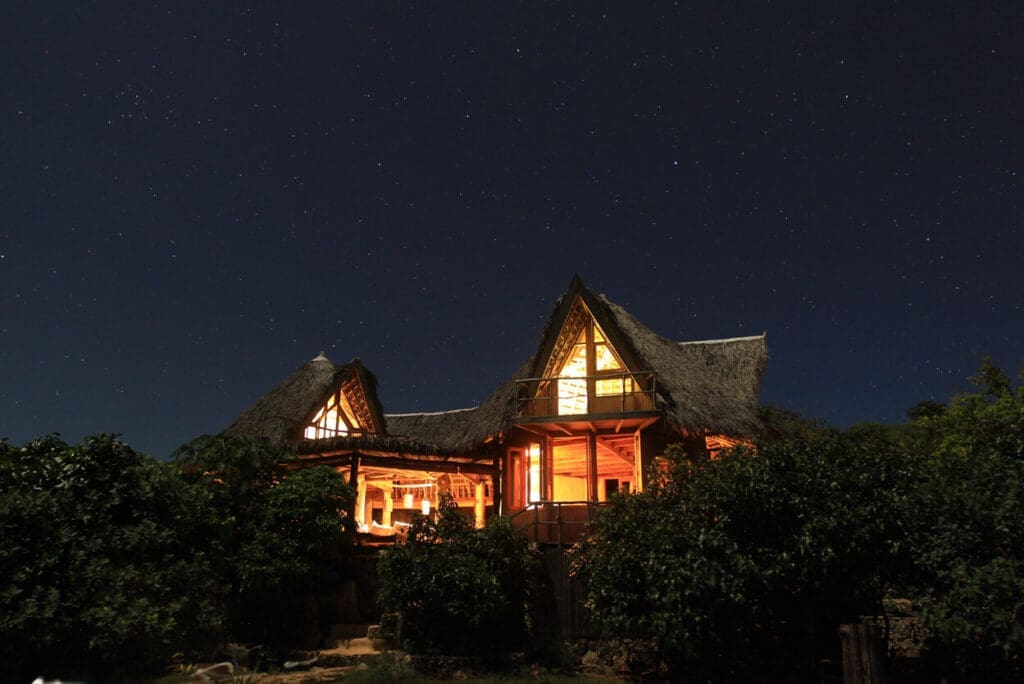 Rumah U'u under a starry night sky, Boa Vida Rote