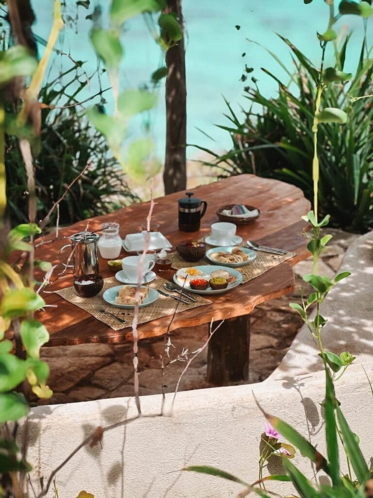 Breakfast table with ocean view at Rumah Nit, Boa Vida Rote