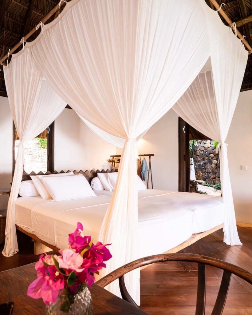 Rumah Re bedroom with canopy bed, Boa Vida Rote